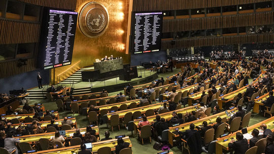  Valné zhromaždenie OSN schválilo rezolúciu, ktorá žiada od Ruska okamžité ukončenie bojov