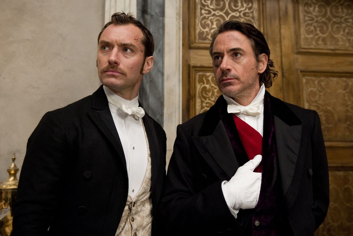 Robert Downey Jr. (vpravo) ako Sherlock Holmes,...