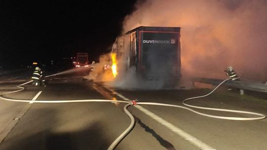 Požiar kamióna na D2 zablokoval smer do Česka