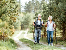 dôchodcovia na túre, turistika, penzisti, prechádzka