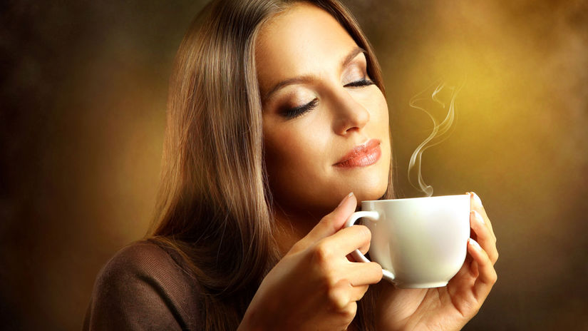 mladá žena si vychutnáva kávu, šálok kávy