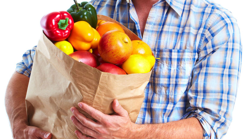 muž s nákupom, ovocie a zelenina, zdravá strava