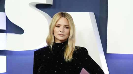 Herečka Virginie Efira pózuje fotografom v...