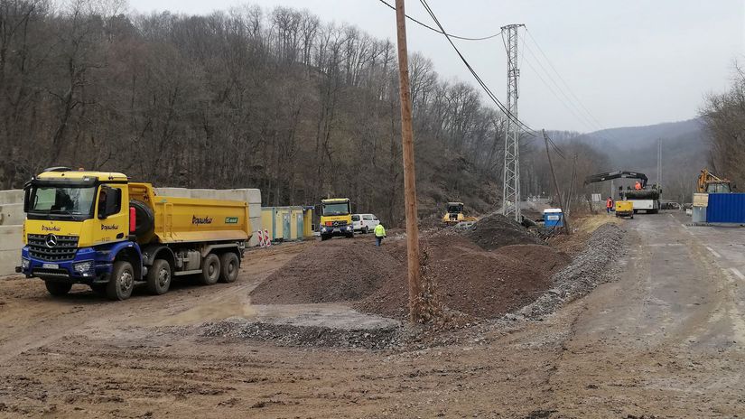 Cesta vľavo je obchádzková, tá vpravo pôvodná....