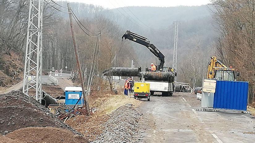 Rúry v násype kapacitne nepostačovali.