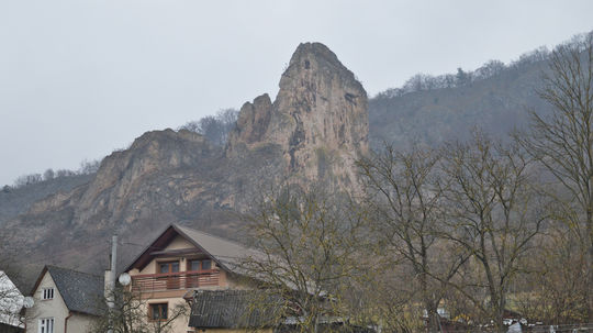 Ikonou obce je vápencový monolit - Červená skala.