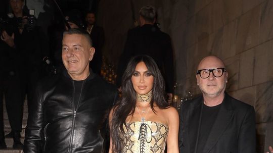 Americká superstar Kim Kardashian a dizajnéri...