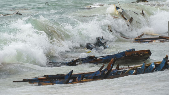 Na mori boli štyri dni. Rozlomenie lode pri Taliansku neprežilo 58 ľudí, z toho 20 detí