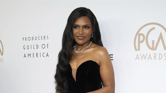 Herečka Mindy Kaling v kreácii Monique Lhuillier. 