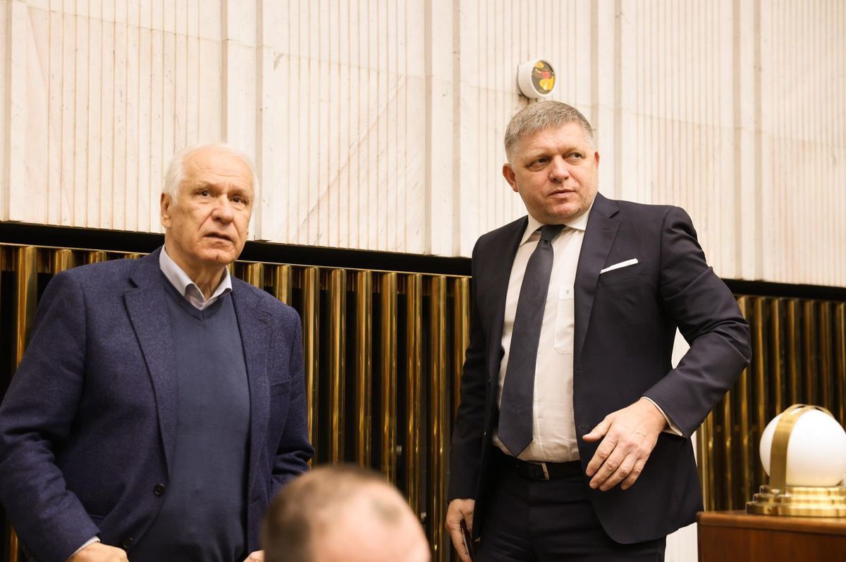 Poslanci za Smer Dušan Gális a Robert Fico...