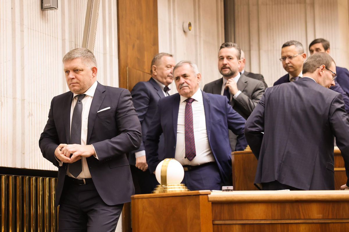 Poslanci Smeru na čele s Robertom Ficom (vpredu)