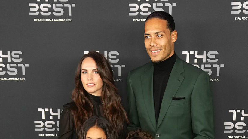  Holandský obranca Virgil van Dijk pózuje s...