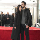 Johnny McDaid so svojou partnerkou - snúbenicou Courteney Cox 