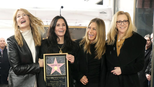 Herečka Laura Dern (vľavo) sa pridala ku...