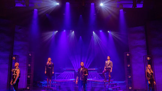 V úlohe spevákov a sprievodcov programu sa...