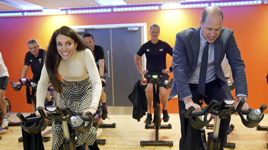 Princ William a Kate počas návštevy vo Walese.