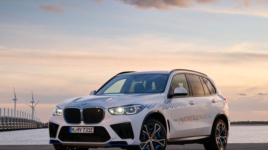 BMW iX5 Hydrogen Concept - 2023