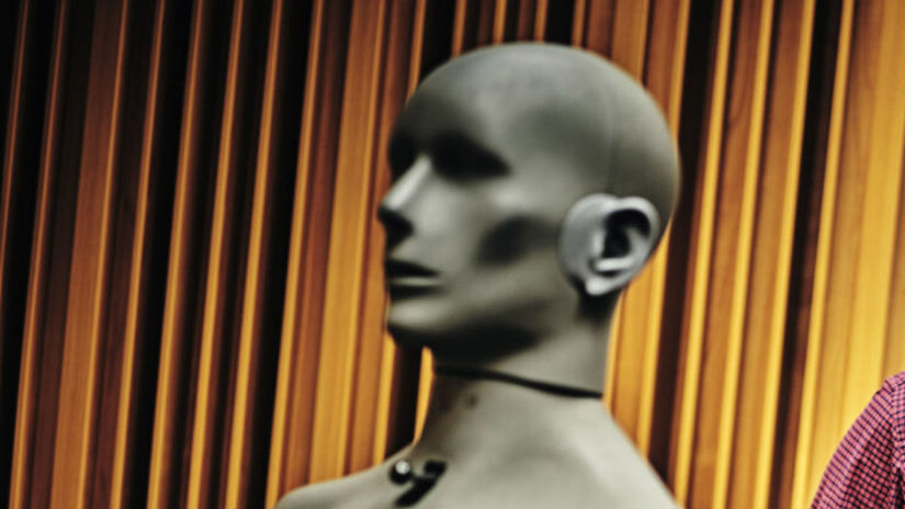 V interiéri sa meria hluk pomocou meracích hláv...