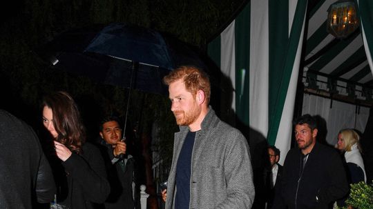 Princ Harry odchádza z reštaurácie San Vicente...