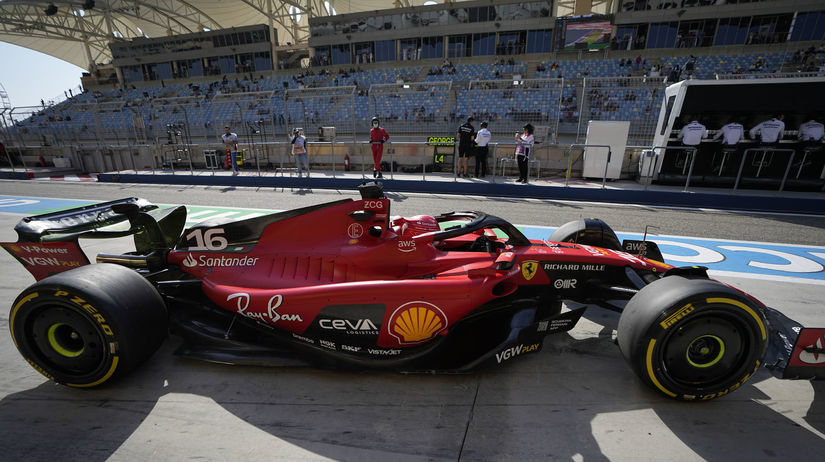  Charles Leclerc na Ferrari opúšťa boxy v prvom...