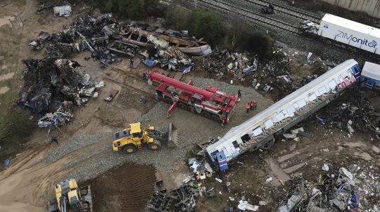 Grécka polícia podnikla po tragickej nehode raziu na železničnej stanici v Larise