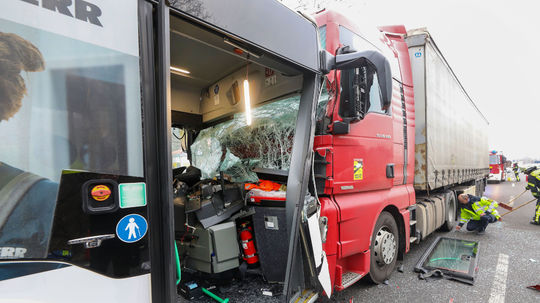 Po čelnej zrážke autobusu a nákladiaku v Nemecku je 31 zranených