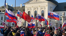 protest prezidentský palác hodžovo vlajky vlajka SR