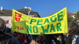 protest prezidentský palác peace no war
