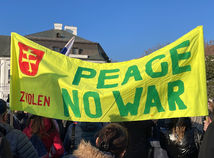 protest prezidentský palác peace no war