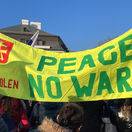 protest prezidentský palác peace no war