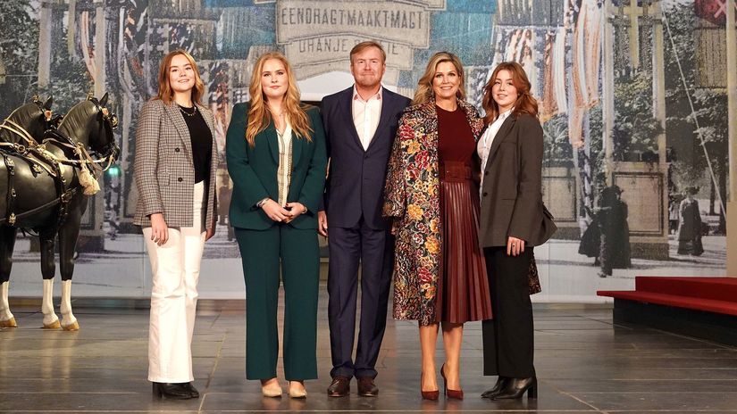 Kráľ Viliam-Alexander s kráľovnou Máximou a s...