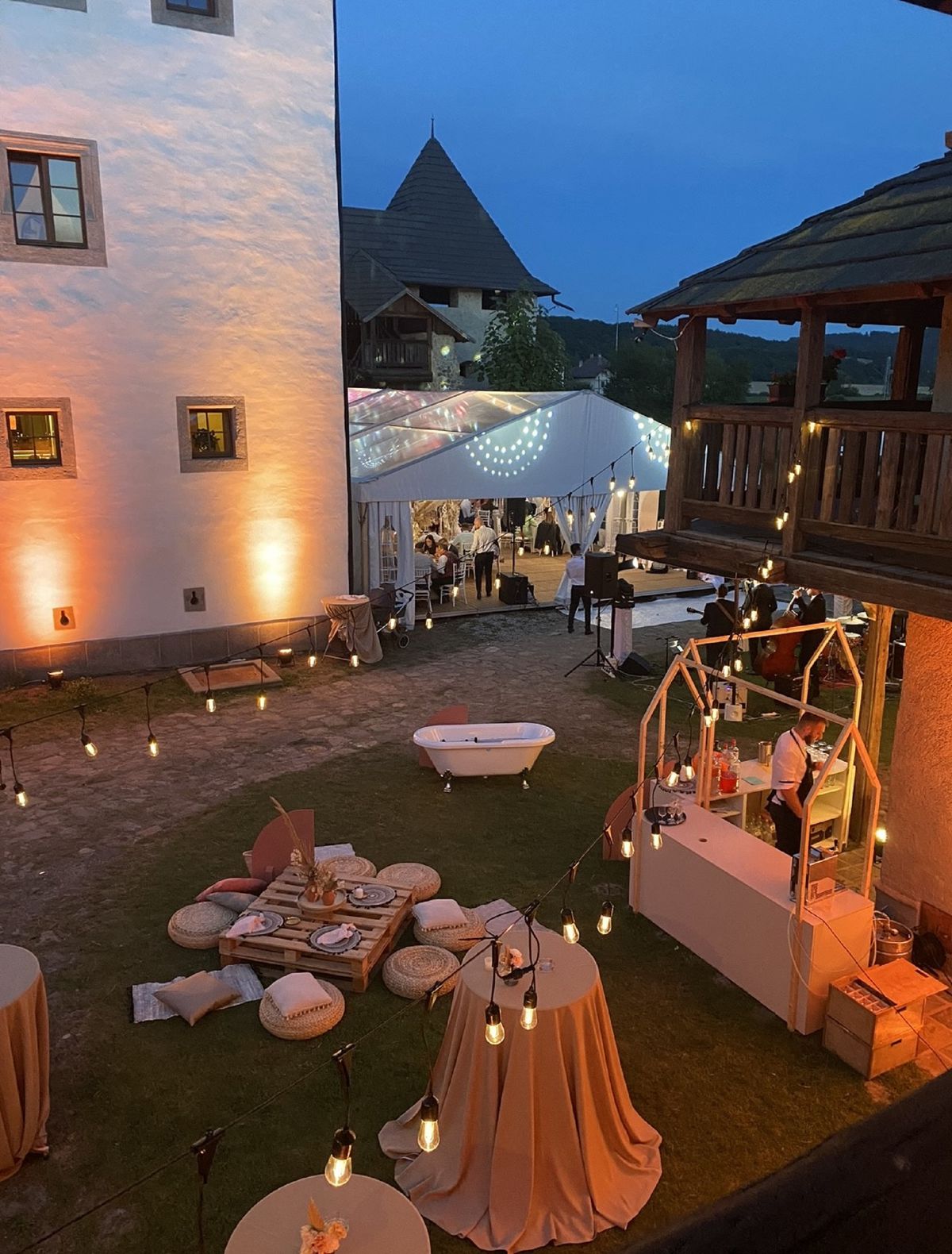 Vodný hrad v Hronseku patrí k najkrajším...