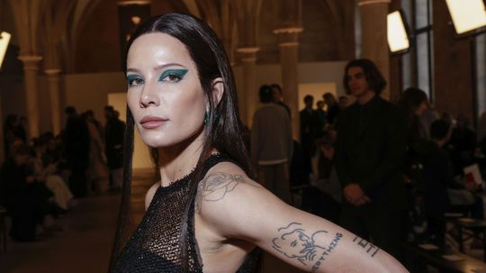 Speváčka Halsey a jej výrazné grafické líčenie...