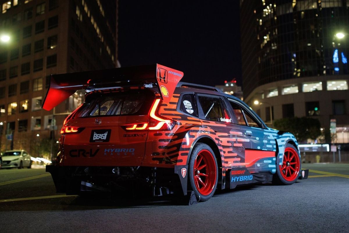 O dostatočný prítlak sa stará mohutné karbónové...