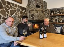 Muži, ktorí stoja za úspechom vína z Topoľčianok: Tibor Ferner, Samuel Waldner a Miloš Ševčík.