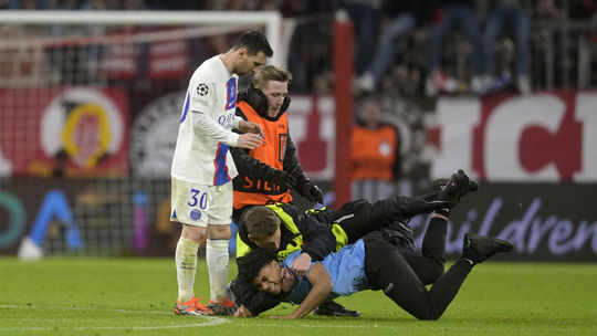 Mbappé smutne držal pásku, za Messim sa rozbehol fanúšik. Takto vyzerali emócie Parížanov