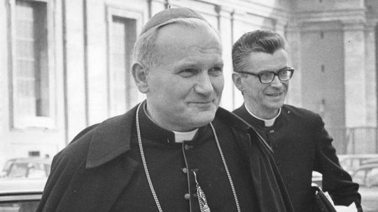 Poľský premiér Morawiecki sa postavil na obranu pápeža Jána Pavla II.