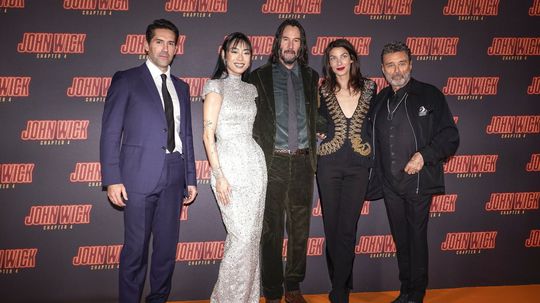 Zľava: herci Scott Adkins, Rina Sawayama, Keanu...