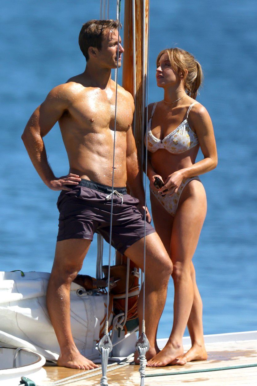 Herečka Sydney Sweeney a herec Glen Powell v...