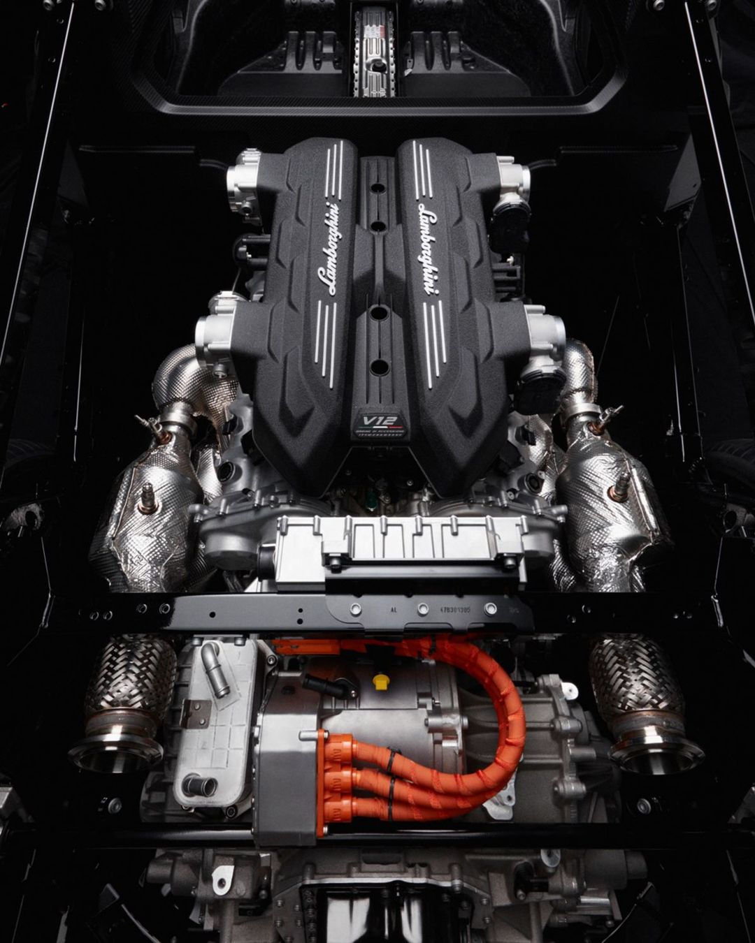Samotný spaľovací motor bude mať výkon 607 kW....