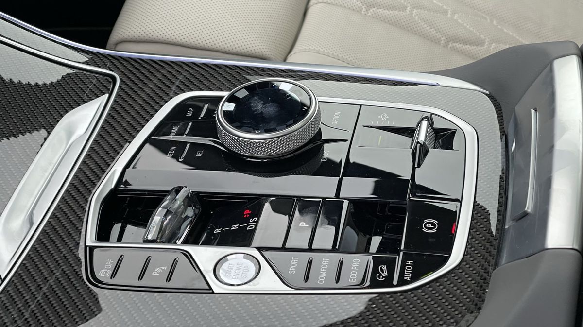 Kruhový ovládač iDrive zostal aj po facelifte...