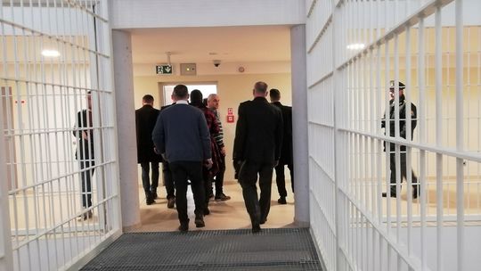 Desiatky zamestnancov strážia prázdne cely. Detenčný ústav Hronovce nemá väzňov ani riaditeľa