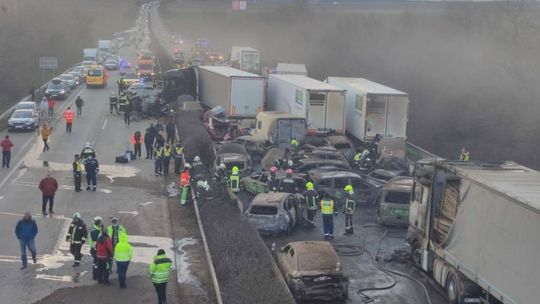 Prachová búrka sa vybúrila aj v Maďarsku. Zrazilo sa 37 áut a 5 kamiónov, 19 áut zhorelo