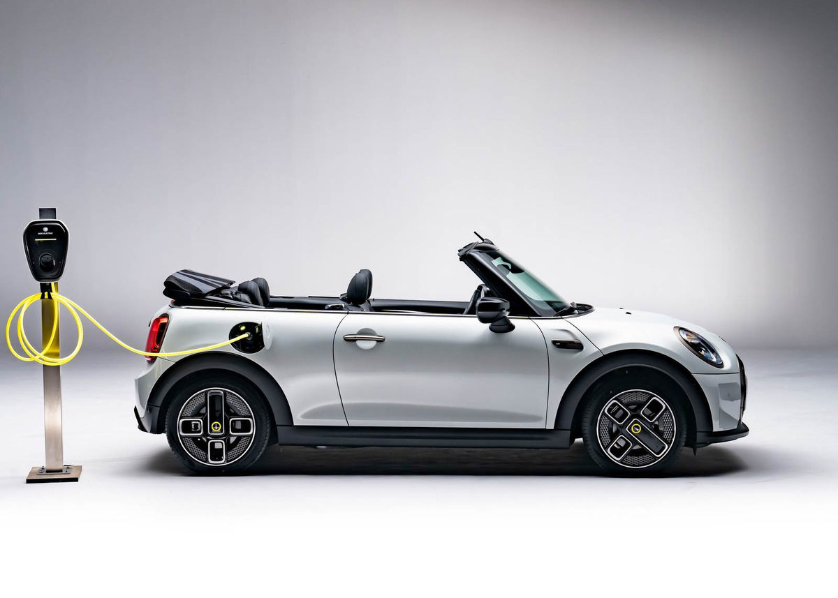 Mini Cooper SE Cabrio poháňa predný...