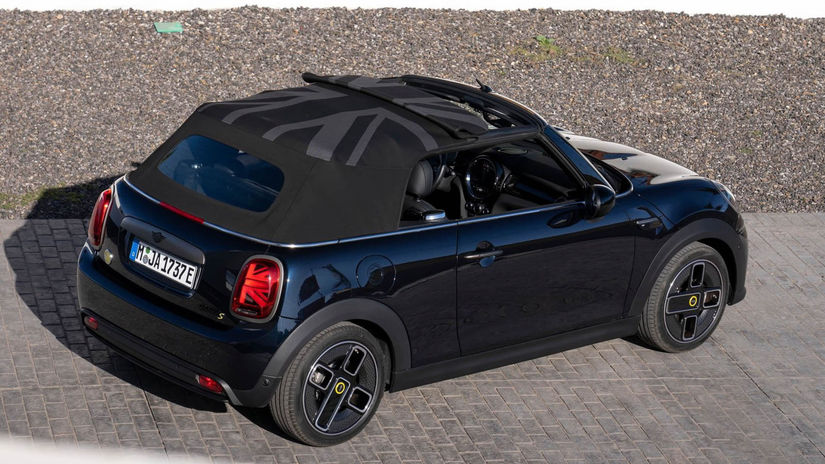 Plátennú strechu možno otvoriť alebo zatvoriť...