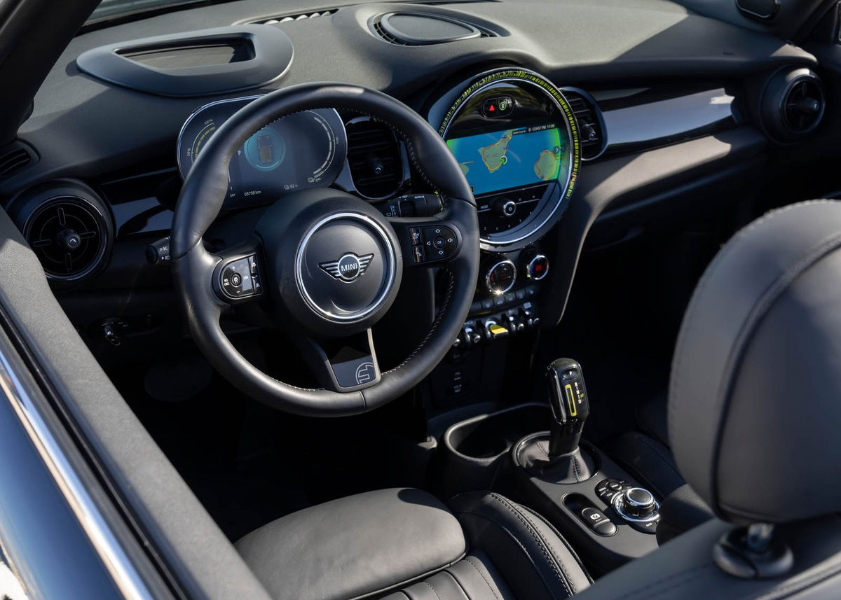 V interiéri upozorňuje Mini SE Cabrio na...