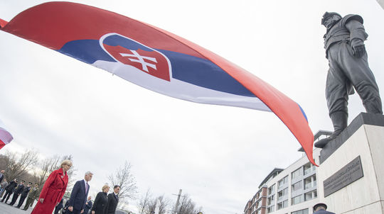 Na snímke hlavy štátov druhý zľava prezident...