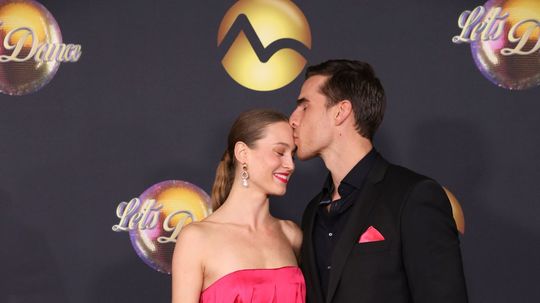 Herec a model Adam Bárdy prišiel aj s manželkou...