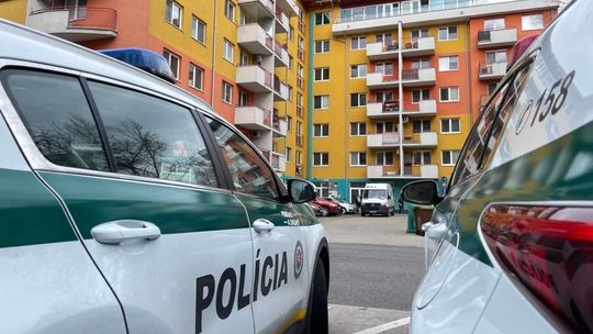 Tragédia v Petržalke: Muž podľahol strelným poraneniam hlavy