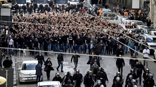 Chaos v uliciach Neapola. Nemeckí fanúšikovia zaútočili na políciu
